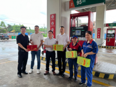 德晟集團副總經(jīng)理周海林為德晟中航公司一線職工“送清涼”